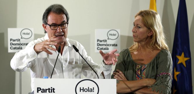 El nuevo presidente del Partit Demòcrata Català (PDC), Artur Mas, durante la rueda de prensa junto con la vicepresidenta electa del PDC, Neus Munté.