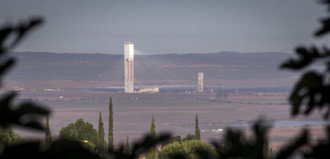 Una de las Torres de la Plataforma solar Solúcar de la empresa Abengoa en Sanlucar la Mayor (Sevilla).