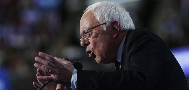 El excandidato a la presidencia de Estados Unidos y senador por Vermont, Bernie Sanders, habla durante la primera jornada de la Convención Nacional Demócrata 2016 el 25 de julio de 2016, en el Wells Fargo Center de Filadelfia, Pensilvania.