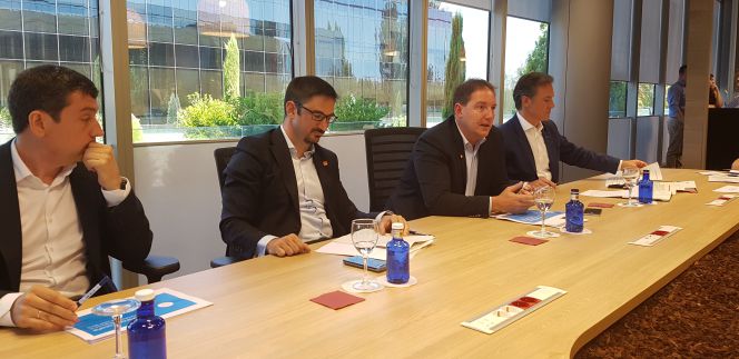 El director general de estrategia de Orange España, Julio Gómez, junto al director financiero, Diego Martínez, y al consejero delegado de la teleco, Laurent Paillassot.