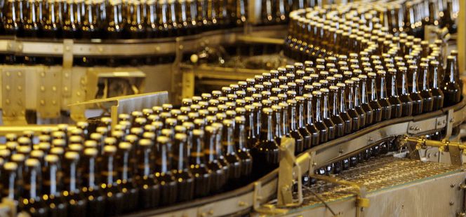Línea de producción de una de las fábricas de cerveza de SAB Miller.