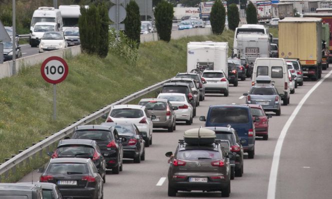 En la foto el peaje de la AP-7, en La Jonquera colapsada, en dirección a Francia.