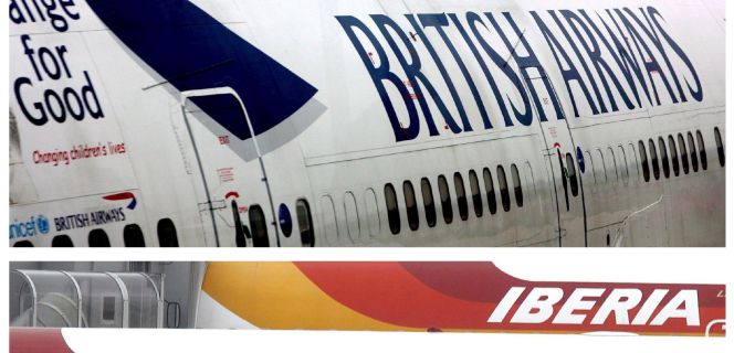 Un avión de la aerolínea British Airways (arriba) y un aparato de la compañía aérea Iberia, del grupo de aerolíneas IAG.