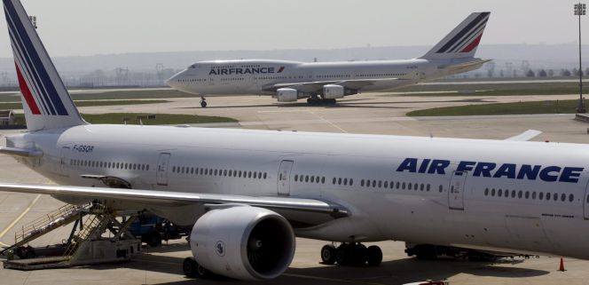 Aviones de Air France en la Terminal 2 del aeropuerto Internacional de Charles de Gaulles en Roissy cerca de París (Francia).