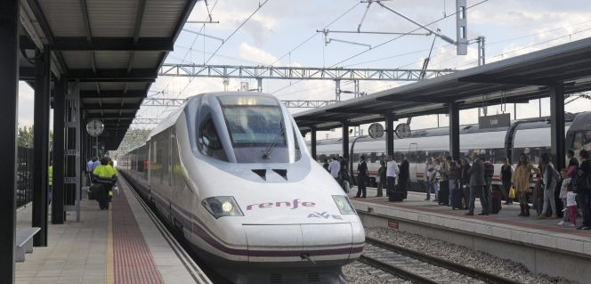 Un AVE en la estación de León.