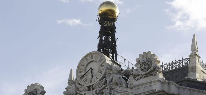 Reloj en la fachada de la sede del Banco de España, en la Plaza de Cibeles en Madrid.