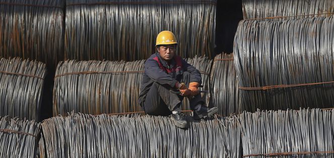 Un trabajador descansa en una fábrica de acero en Shenyang, en la provincia de Liaoning, noreste de China.