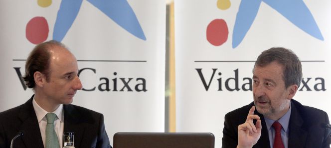 El vicepresidente ejecutivo y consejero delegado de VidaCaixa, Tomás Muniesa (i), y el director general de esta aseguradora, Antonio Trueba.