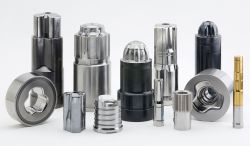 Lazpiur amplió su producción a la fabricación de utillaje de forja en 1989. Desde entonces produce piezas de uso, como matrices y punzones, o utillaje estándar, como cuñas, placas y troqueles.
