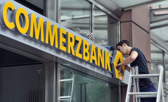 Un empleado coloca el logotipo de Commerzbank en una sucursal de Fráncfort, Alemania. EFEArchivo