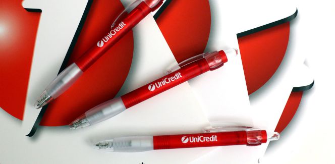 Logo de Unicredit en libretas y bolígrafos.