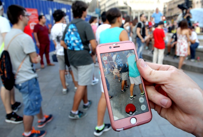 27-07-16. (DVD 798). Decenas de personas han quedado esta tarde en la Puerta del Sol en Madrid para jugar a Pokemon Go. ©Jaime Villanueva