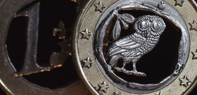 Fotografía ilustrativa que muestra dos piezas artísticas hechas en monedas de euro talladas en Fráncfort (Alemania).