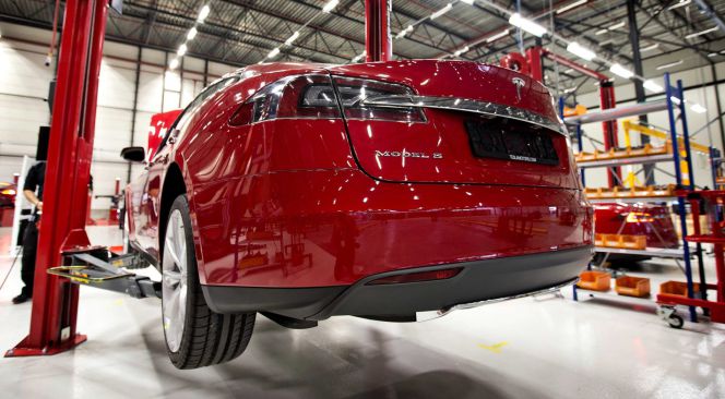 Imagen de archivo de operarios del fabricante de automóviles eléctricos de lujo Tesla.