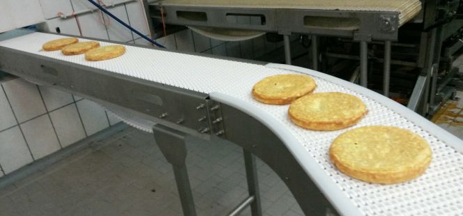 Interior de la fábrica de Mudrián (Segovia), en la que se elaboran las tortillas.