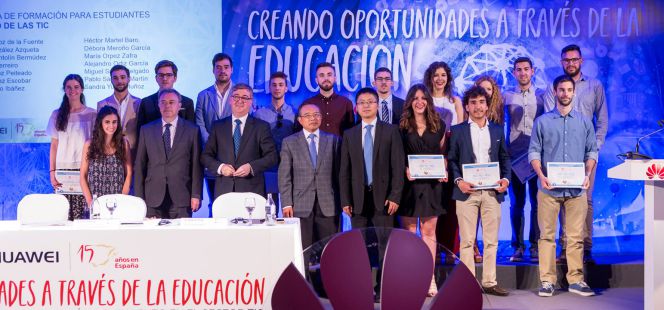 Marcial Marín, secretario de Estado de Educación; Guillermo Cisneros, rector Magnífico de la Universidad Politécnica de Madrid; Chen Yuming, consejero económico de la Embajada de China, y Tony Jin Yong, CEO de Huawei España, con los estudiantes becados.