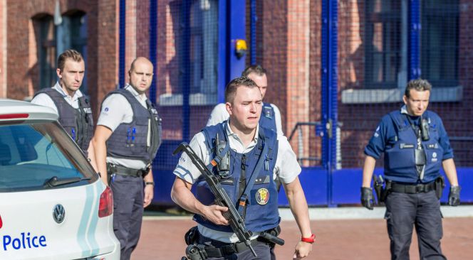 Policías belgas en Charleroi (Bélgica).