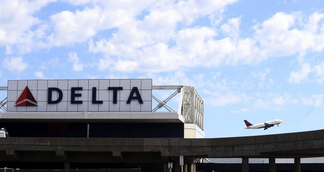 Un vuelo de la aerolínea estadounidense Delta despega después de una interrupción en su sistema informático en el Aeropuerto LaGuardia de Nueva York, Queens, EE.UU., hoy 8 de Agosto de 2016.