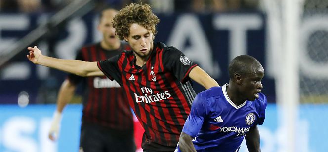 El jugador del Milán, Niccolo Zanellato (izquierda), durante un partido amistoso contra el Chelsea.