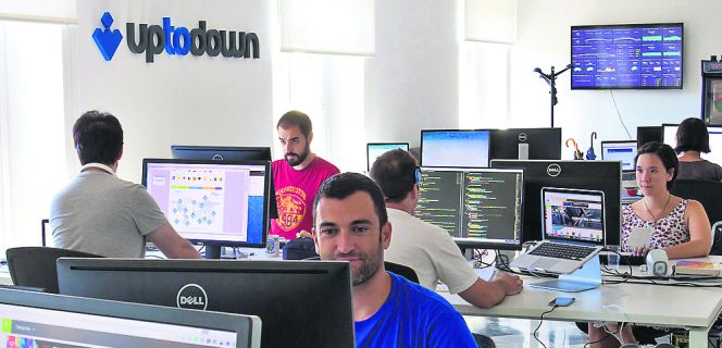 Empleados de Uptown en la sede de la compañía en Málaga