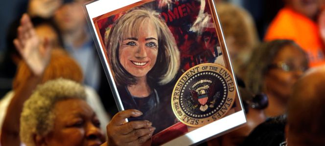 Un asistente al mitin de Hillary Clinton en Las Vegas sostiene un cartel de la candidata demócrata.
