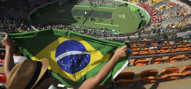 Aficionado con la bandera de Brasil en un partido de tenis de los Juegos Olímpicos.