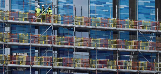 Trabajadores en un edificio en construcción en Reino Unido.