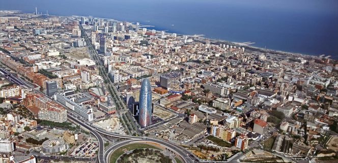 La Torre Agbar marca el comienzo del ámbito del distrito 22@ en Barcelona, a ambos lados de la Diagonal.