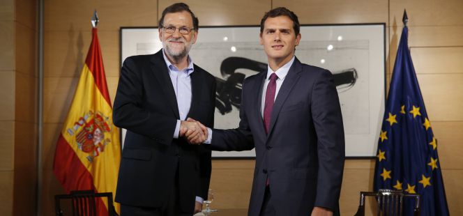 El presidente del Gobierno en funciones, Mariano Rajoy, y el líder de Ciudadanos, Albert Rivera, al inicio de la reunión mantenida este jueves en el Congreso.