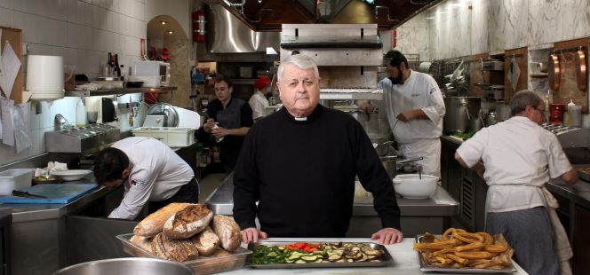 El padre Lezama, fundador del grupo, en la cocina del Café de Oriente.