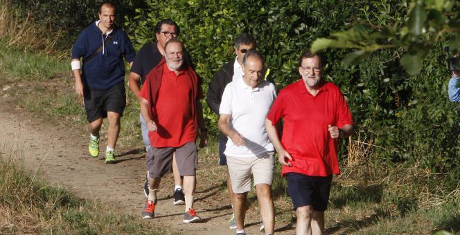 El presidente del Gobierno en funciones, Mariano Rajoy, acompañado por José Benito Suárez, marido de la presidenta del Congreso, Ana Pastor, y unos amigos, en Ribadumia (Pontevedra).