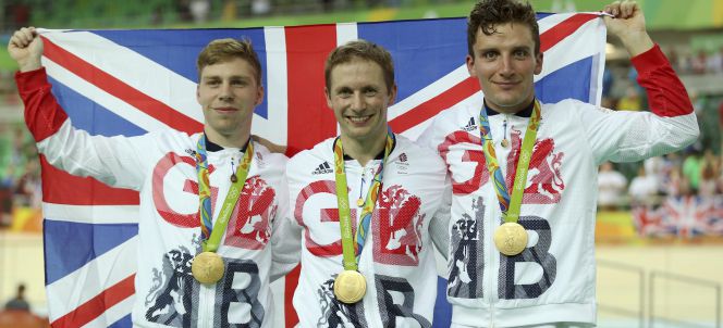Los ciclistas británicos Philip Hindes, Jason Kenny y Callum Skinner con sus medallas de oro.