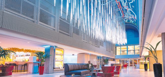 Vista de la cúpula led curva, instalada en el Hotel NH Eurobuilding de Madrid, con con impresión de luz 3D y sonido espacial uniforme en toda la superficie bajo la bóveda.