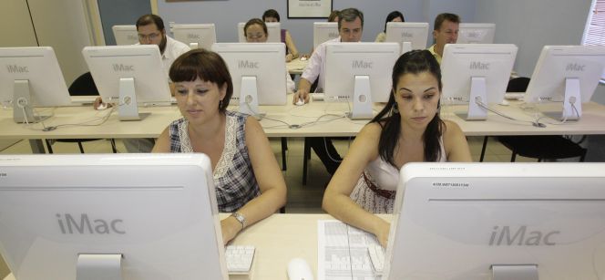 Trabajadores asistentes a un curso de formación.rn