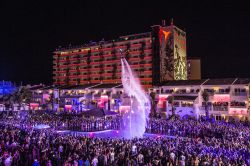 Fiesta en la piscina del Hotel Ushuaïa, de la cadena Palladium.