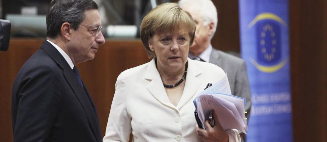 El presidente del BCE, Mario Draghi, y la canciller alemana, Angela Merkel.