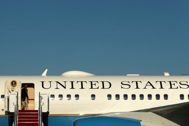 El presidente de EE UU, Brack Obama, sale del Air Force One.