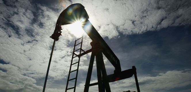 ¿Qué le espera al oro y al petróleo en lo que queda de año?
