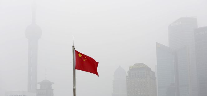 Bandera china entre la niebla en Shanghái.