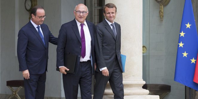 El presidente francés, Francois Hollande, junto a Michel Sapin y Emmanuel Macron.
