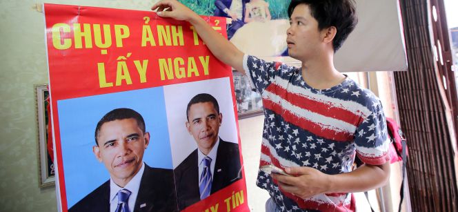 Cartel con la foto de Obama en un negocio en Vietnam durante su visita al país.