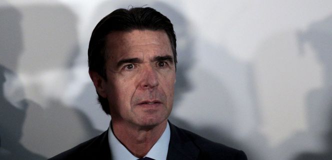 Rajoy y Guindos arropan a Soria y defienden su nombramiento