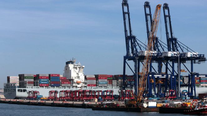 El buque de portacontenedores "Hanjin Casablanca", atracado en la zona del puerto de Algeciras.