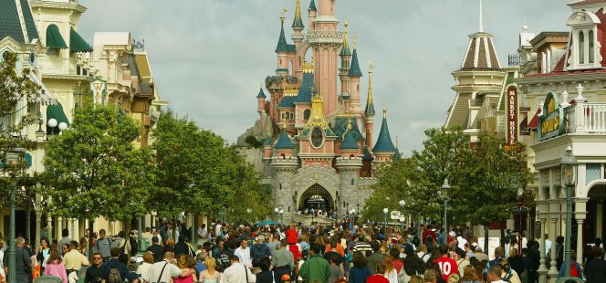 Avenida principal de un parque temático de Disney.