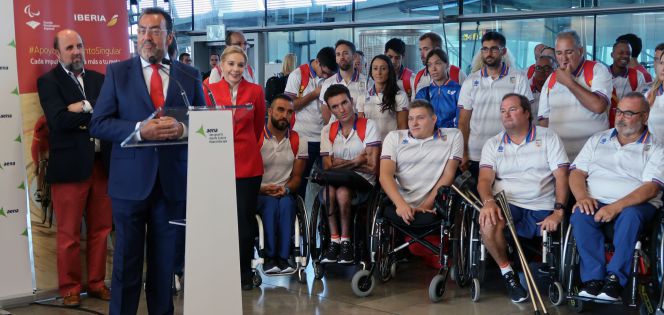 Miguel Carballeda, presidente de la ONCE, despide a los deportistas paralímpicos en el aeropuerto de Barajas, desde donde viajaron rumbo a Río de Janeiro.