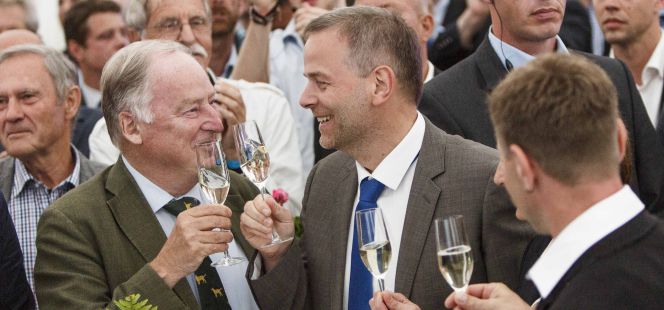 Los dirigentes de AfD Alexander Gauland y Leif-Erik Holm celebran en Berlín el éxito de su partido en las elecciones regionales de Mecklemburgo-Pomerania.