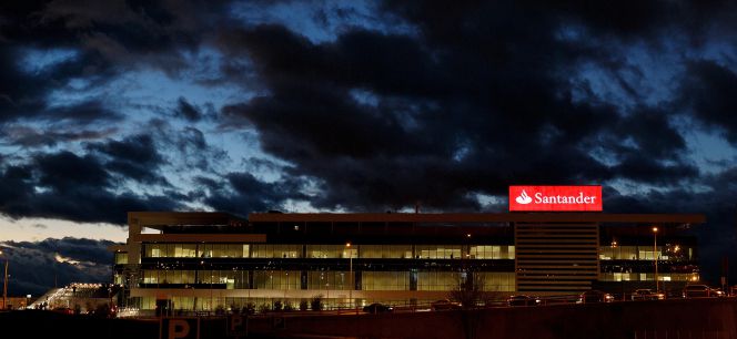 Vista de noche de la sede operativa de Santander en Boadilla del Monte
