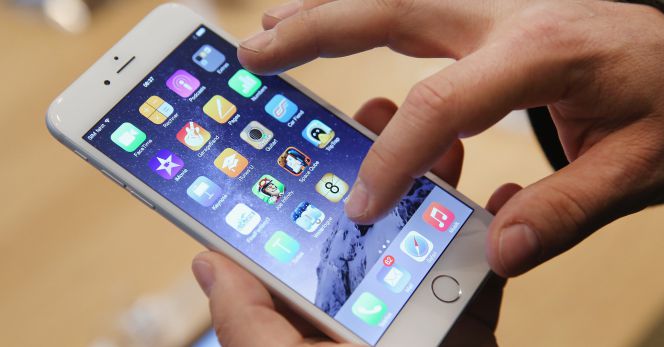 Un usuario con un iPhone 6.
