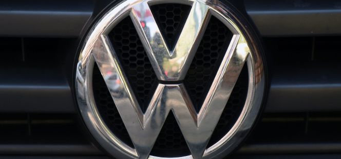 Logotipo de Volkswagen en uno de sus vehículos.