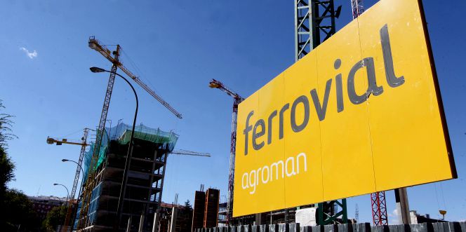 Cartel de Ferrovial en una obra.